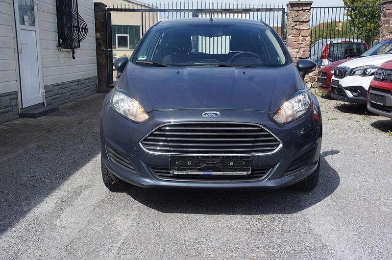 Grau Gebraucht 2015 Ford Fiesta Trend Kleinwagen | 5.200 € (Fairer Preis) - Bild 1/4