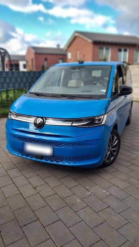 Second-hand VW Multivan Style 204 CP (150 kW) 2022 Albastru Monovolum