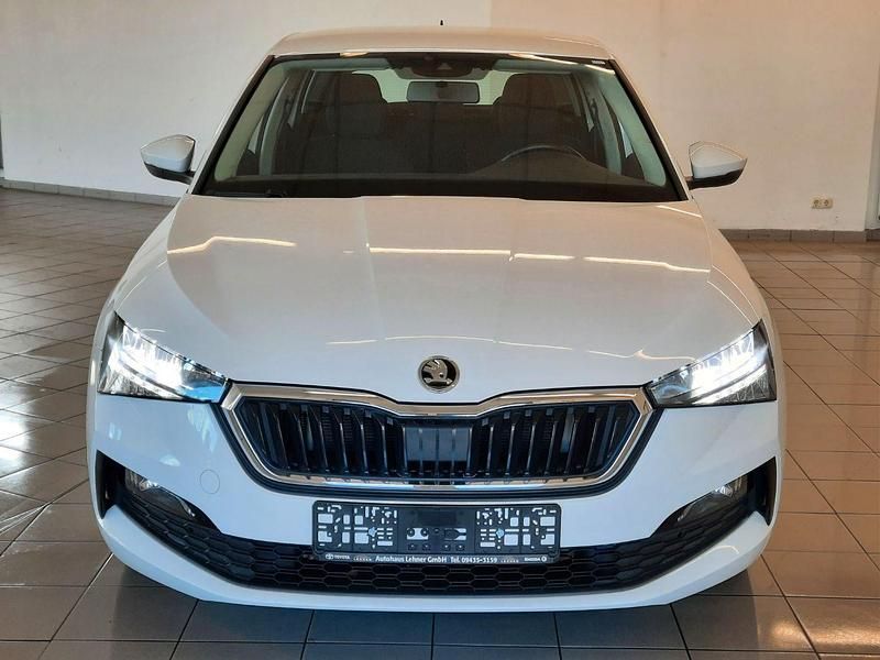 Gebraucht Skoda Scala Ambition 150 PS (110 kW) 2020 Weiß Kleinwagen