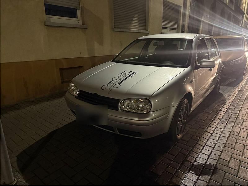 Grau Gebraucht 2004 VW Golf IV Kleinwagen | 2.400 € (Etwas zu teuer) - Bild 1/4
