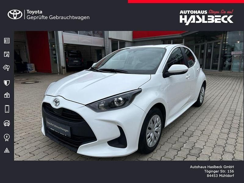 Schneeweiß Gebraucht 2023 Toyota Yaris Comfort Kleinwagen | 14.970 € (Fairer Preis) - Bild 1/4