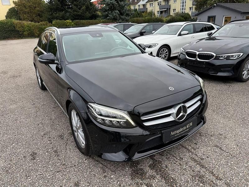 Schwarz Gebraucht 2020 Mercedes C300 Limousine | 32.950 € (Superpreis) - Bild 1/4