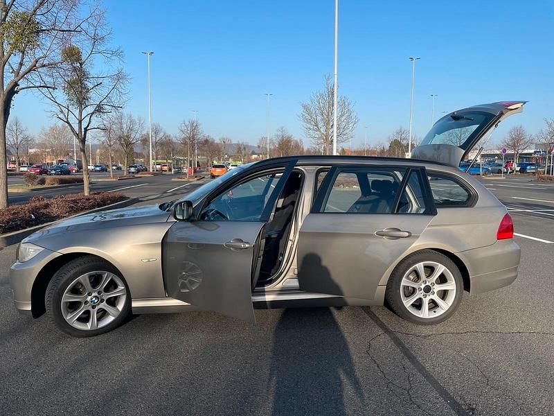 Gebraucht BMW 318 105 PS (77 kW) 2011 Grau Kombi
