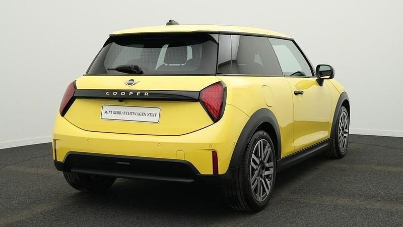 Second-hand Mini Cooper Classic 156 CP (114 kW) 2024 Galben Hatchback