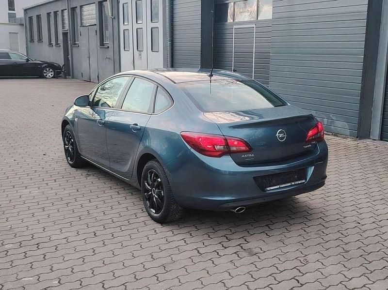 Gebraucht Opel Astra 140 PS (102 kW) 2013 Blau Limousine