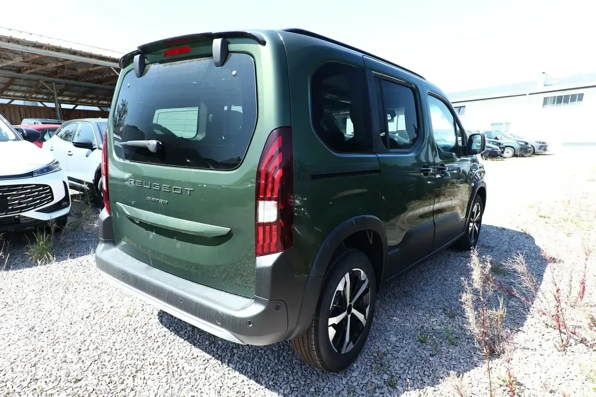 Neu Peugeot Rifter GT 131 PS (96 kW) 2026 Sirrka grün metallic Van / Kleinbus
