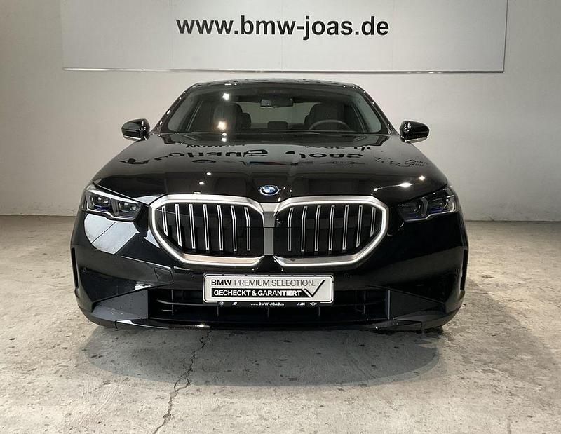 Gebraucht BMW 550e 489 PS (359 kW) 2024 Saphirschwarz Limousine