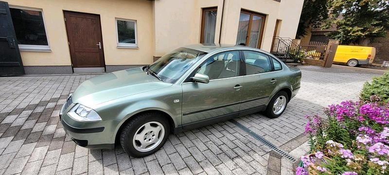 Grün Gebraucht 2002 VW Passat Comfortline Limousine | 5.700 € - Bild 1/4