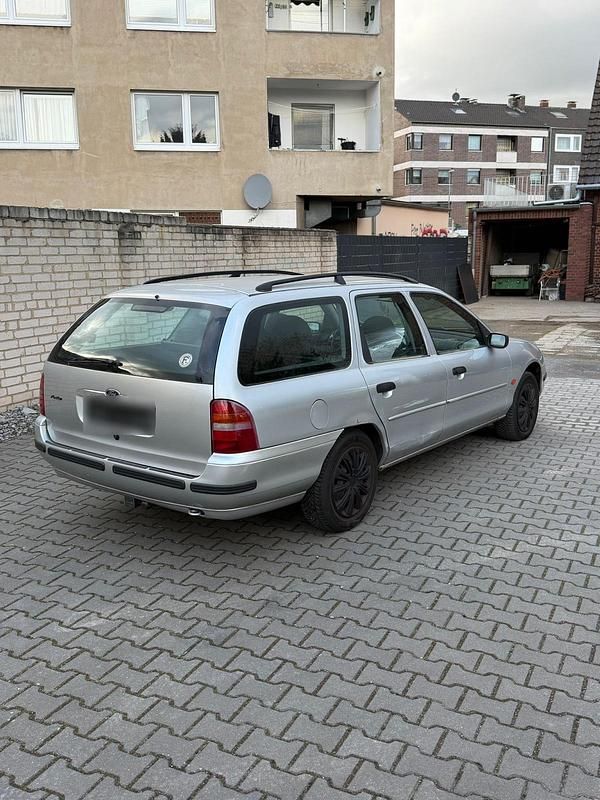 Gebraucht Ford Mondeo 131 PS (96 kW) 1999 Silber Kombi