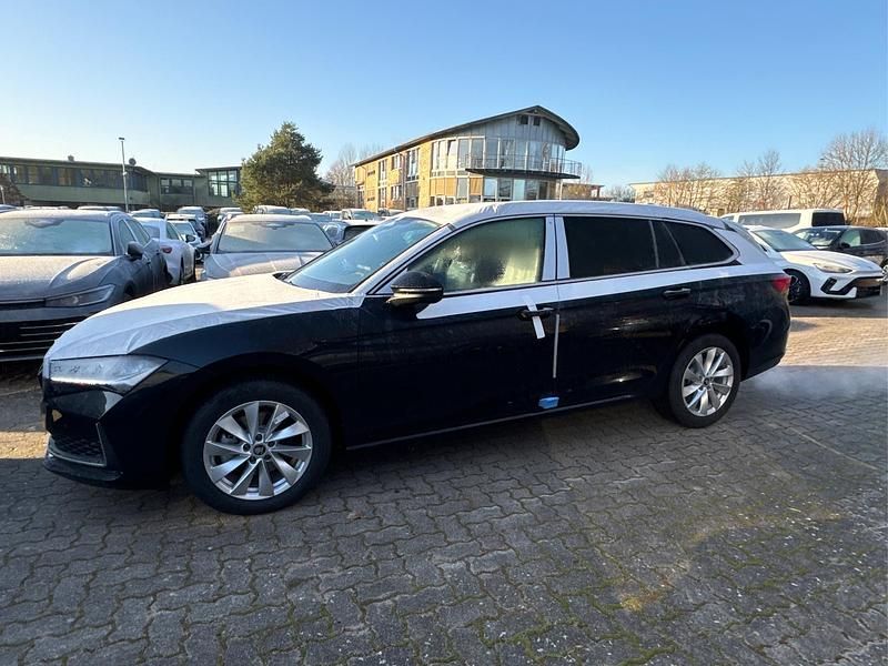 Neu Skoda Superb Selection 150 PS (110 kW) 2025 Onyxschwarz metallic Kombi