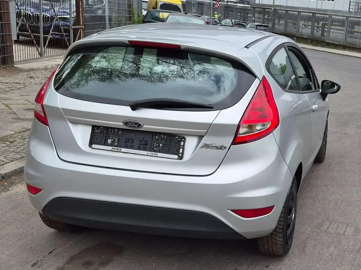 Używany Ford Fiesta 60 KM (44 kW) 2010 Srebrny Sedan/Limuzyna