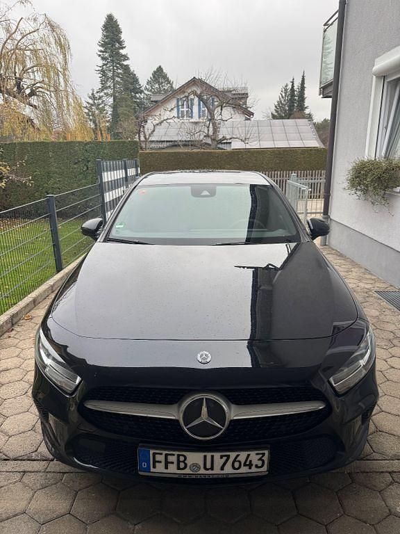 Schwarz Gebraucht 2018 Mercedes A180 Limousine | 16.000 € (Fairer Preis) - Bild 1/4