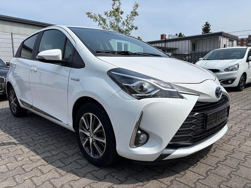 Weiß Gebraucht 2020 Toyota Yaris Hybrid Limousine | 16.250 € (Guter Preis) - Bild 1/4