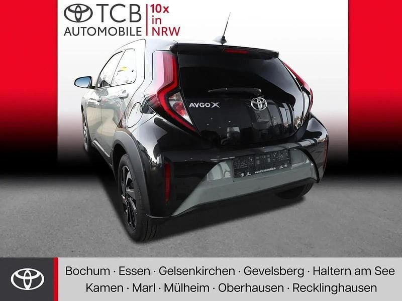 Gebraucht Toyota Aygo X Basis 72 PS (52 kW) 2025 Urban khaki / night sky black SUV