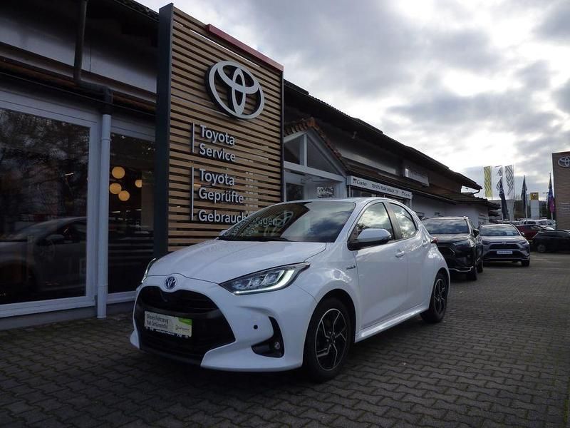 Schneeweiß Gebraucht 2020 Toyota Yaris Hybrid Club Kleinwagen | 17.490 € (Fairer Preis) - Bild 1/4