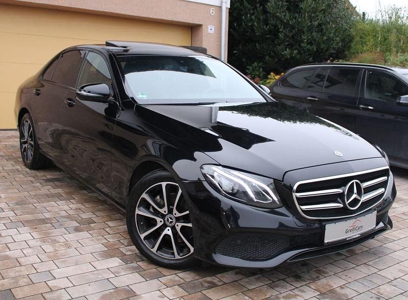 Schwarz Gebraucht 2020 Mercedes E200 Night Limousine | 20.700 € (Superpreis) - Bild 1/4