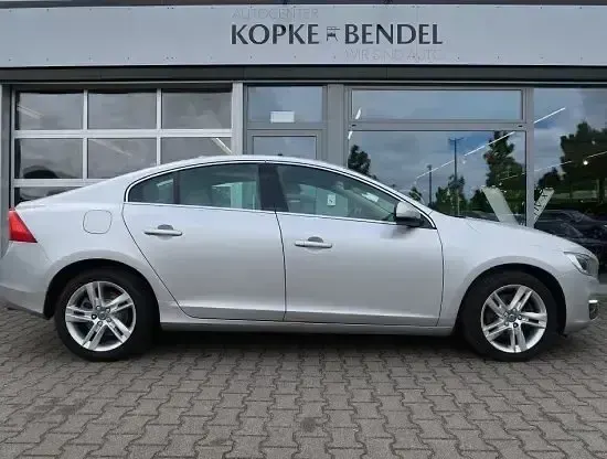 Gebraucht Volvo S60 Momentum 152 PS (111 kW) 2017 Bright silver metallic Limousine
