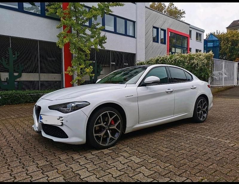 Weiß Gebraucht 2018 Alfa Romeo Giulia Veloce Limousine | 25.500 € (Fairer Preis) - Bild 1/4
