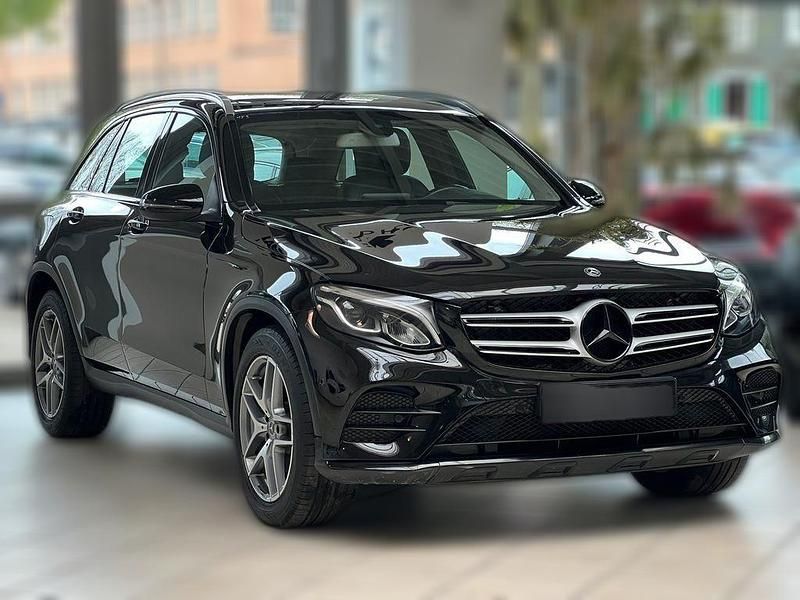 Schwarz metallic Gebraucht 2019 Mercedes GLC250 AMG line | 31.980 € (Fairer Preis) - Bild 1/4