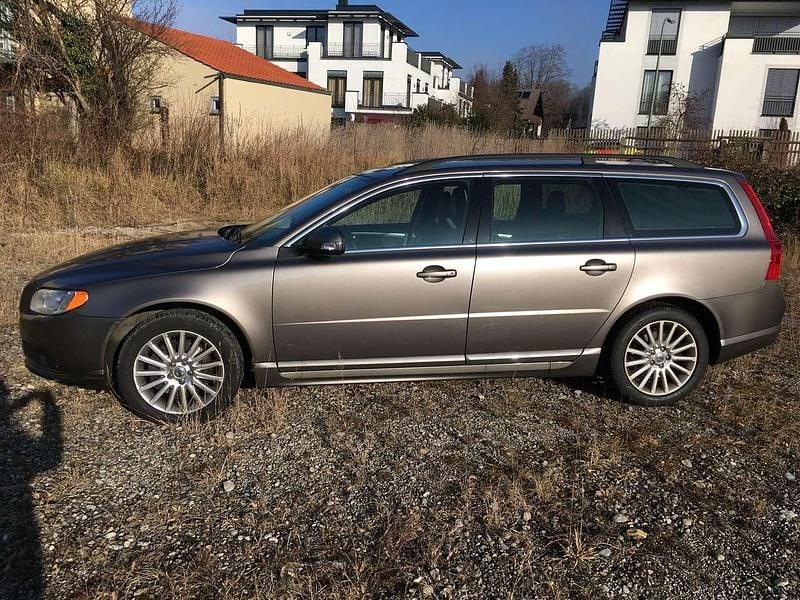 Grau Gebraucht 2011 Volvo V70 Momentum Kombi | 8.500 € (Fairer Preis) - Bild 1/4