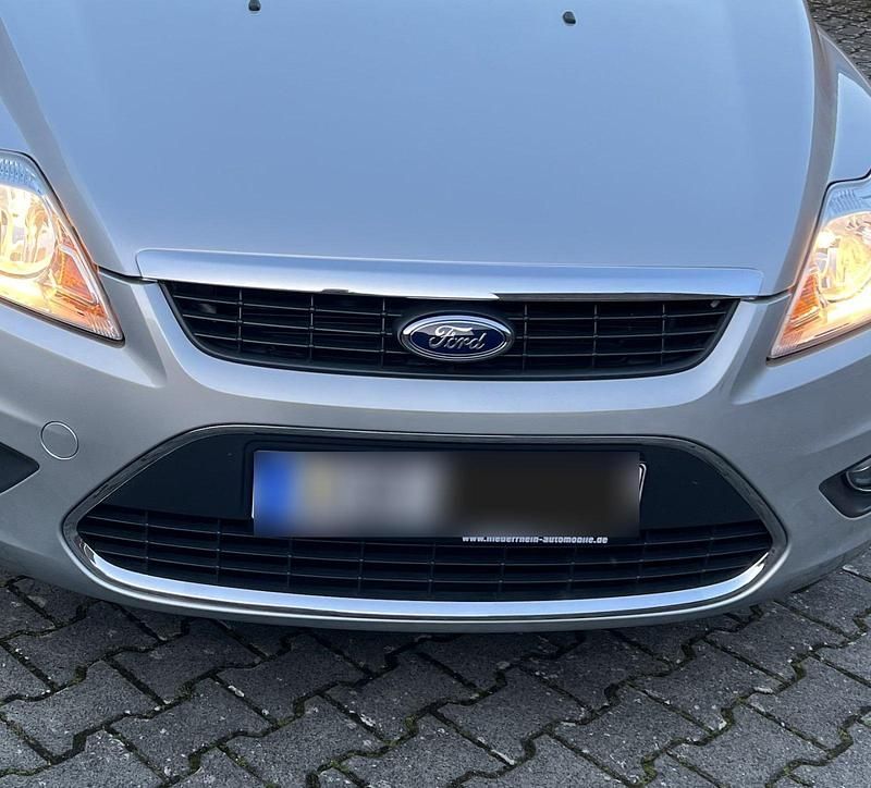 Gebraucht Ford Focus Ghia 125 PS (91 kW) 2010 Silber Limousine