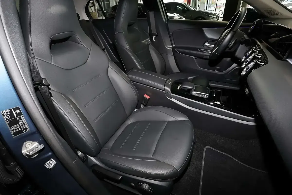 Gebraucht Mercedes A200 Progressive 163 PS (119 kW) 2021 Denimblau metallic Limousine