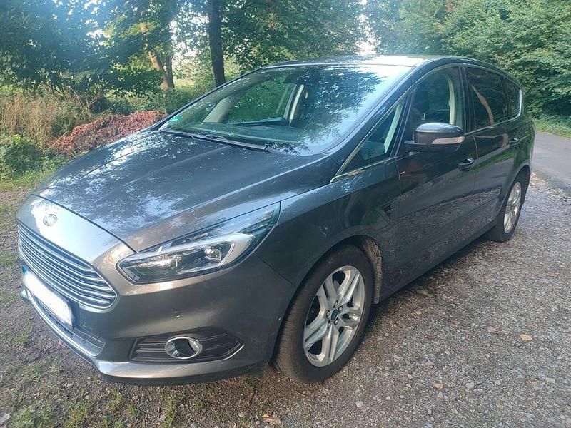 Grau Gebraucht 2017 Ford S-MAX Titanium Van / Kleinbus | 22.999 € (Teuer) - Bild 1/4