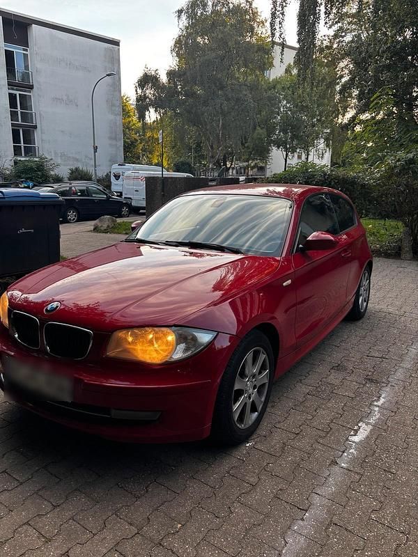 Rot Gebraucht 2009 BMW 116 Kleinwagen | 2.300 € (Guter Preis) - Bild 1/4