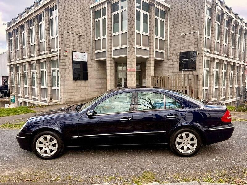 Gebraucht Mercedes E220 150 PS (110 kW) 2003 Blau Limousine