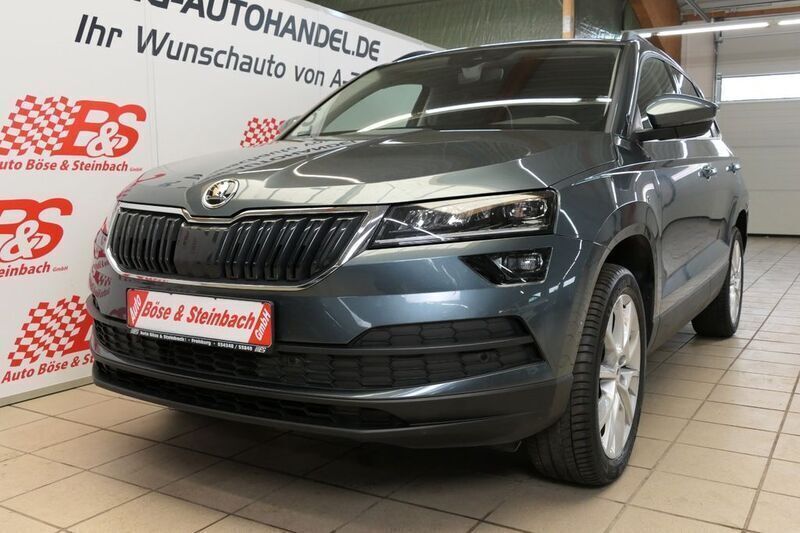 Grau Gebraucht 2018 Skoda Karoq Style SUV | 23.474 € (Etwas zu teuer) - Bild 1/4