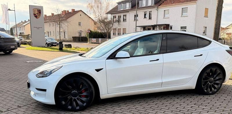 Weiß Gebraucht 2023 Tesla Model 3 Limousine | 33.800 € (Teuer) - Bild 1/2