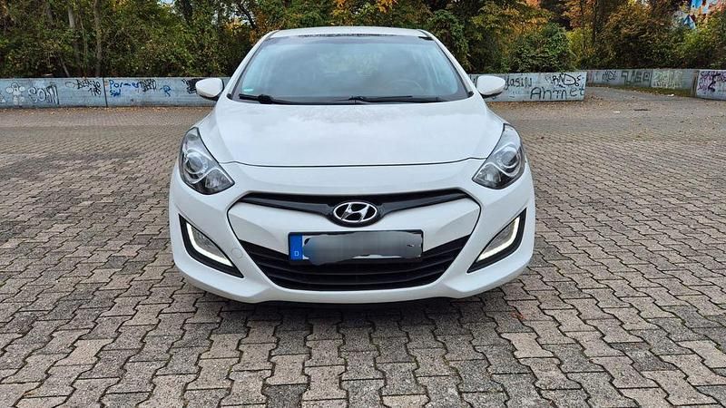 Weiß Gebraucht 2014 Hyundai i30 Classic Limousine | 4.300 € (Guter Preis) - Bild 1/4