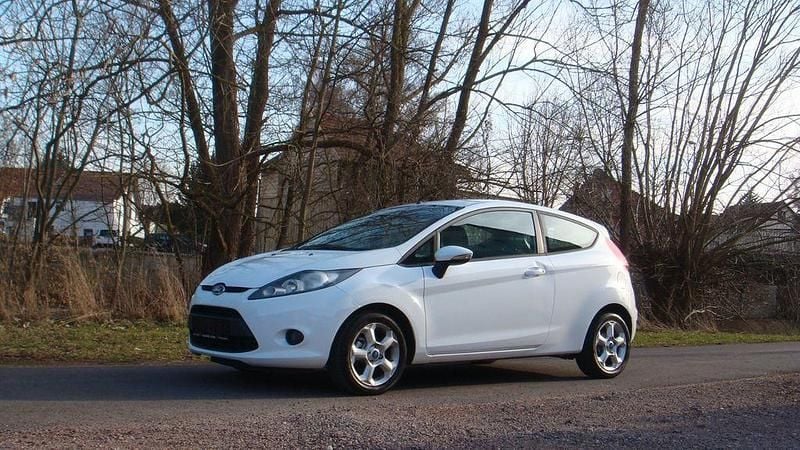Gebraucht Ford Fiesta Trend 60 PS (44 kW) 2011 Weiß Kleinwagen