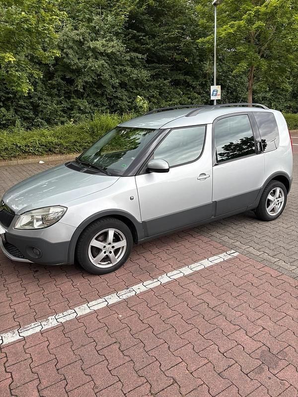 Silber Gebraucht 2011 Skoda Roomster Kombi | 3.800 € (Fairer Preis) - Bild 1/4