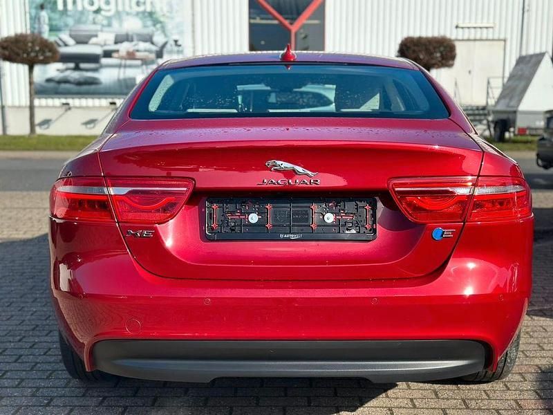 Gebraucht Jaguar XE Portfolio 163 PS (119 kW) 2015 Weinrot Limousine