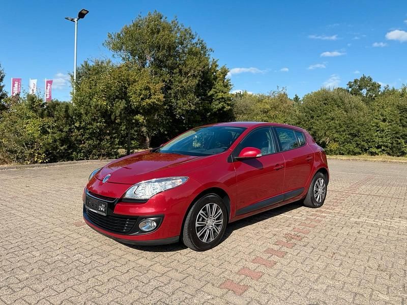 Rot Gebraucht 2012 Renault Mégane III Dynamique Limousine | 3.550 € (Fairer Preis) - Bild 1/4