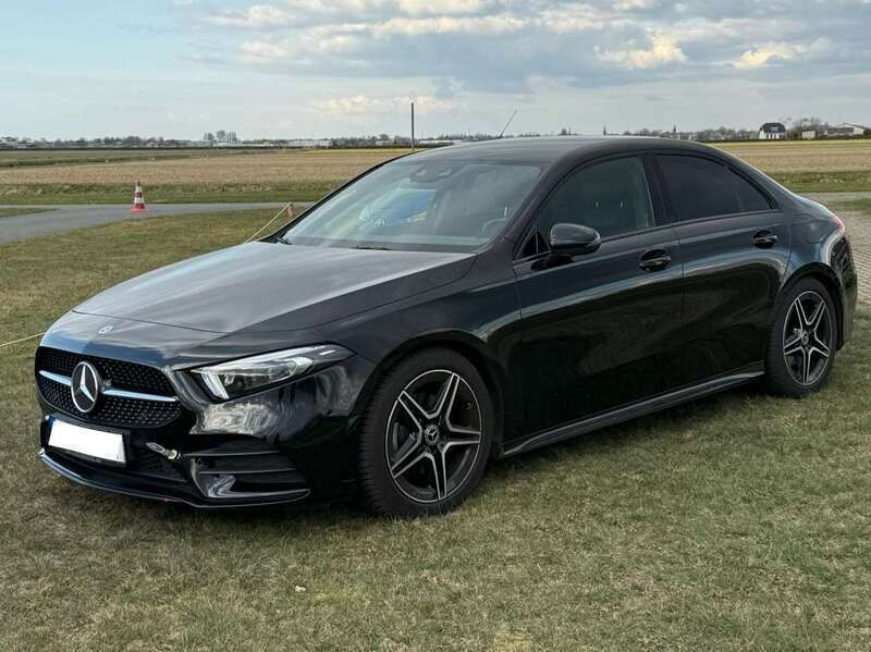 Schwarz Gebraucht 2019 Mercedes A200 AMG line Limousine | 28.500 € (Teuer) - Bild 1/4
