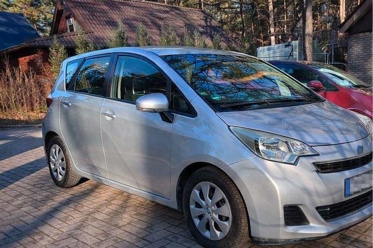 Gebraucht Toyota Verso-S 90 PS (66 kW) 2013 Silber Van / Kleinbus