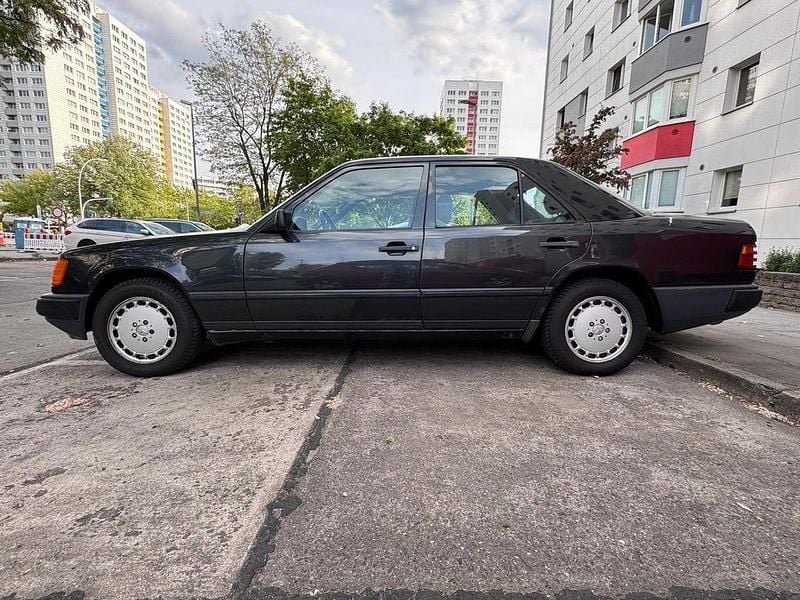 Gebraucht Mercedes E230 137 PS (100 kW) 1987 Schwarz Limousine