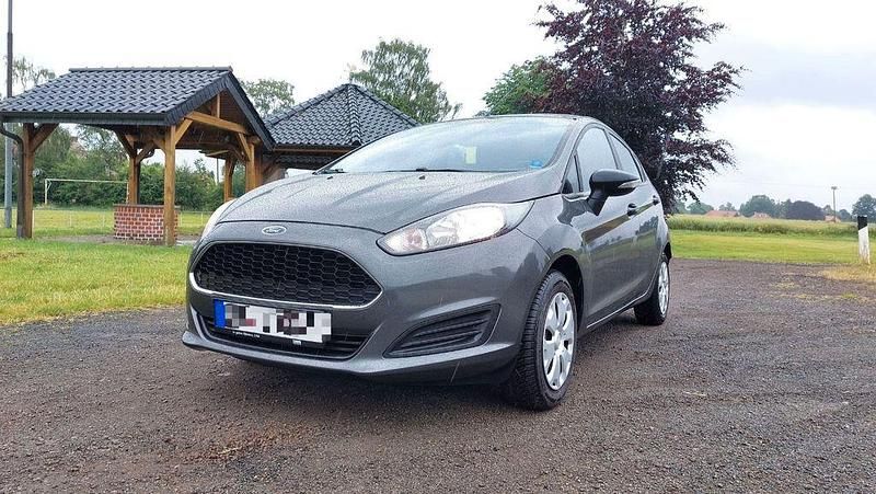 Grau Gebraucht 2016 Ford Fiesta Ambiente Kleinwagen | 6.000 € (Fairer Preis) - Bild 1/4