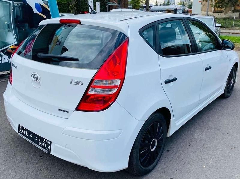 Gebraucht Hyundai i30 Classic 90 PS (66 kW) 2009 Weiß Limousine