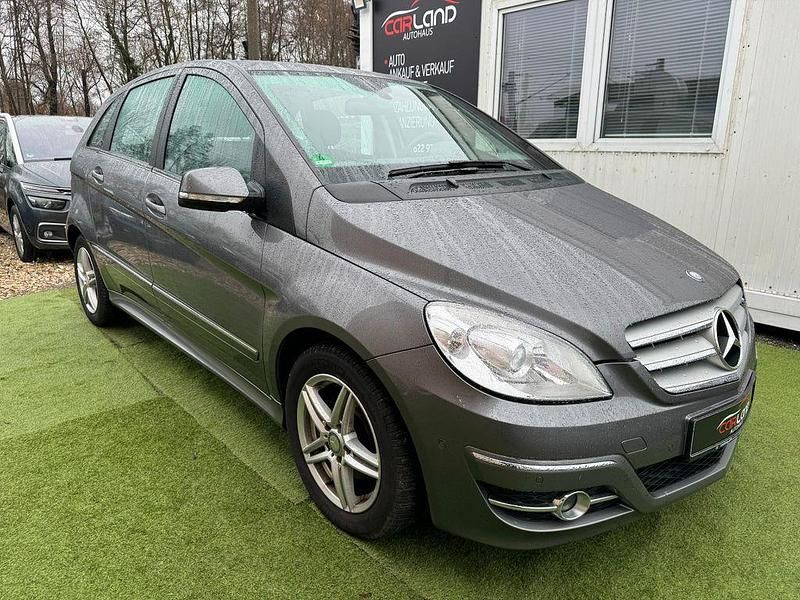 Grau Gebraucht 2011 Mercedes B200 Van / Kleinbus | 8.490 € (Fairer Preis) - Bild 1/4