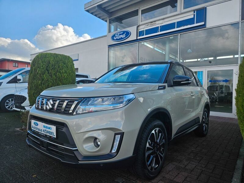 Savannah ivory / black (metallic) Gebraucht 2023 Suzuki Vitara Comfort+ SUV | 21.970 € (Fairer Preis) - Bild 1/4