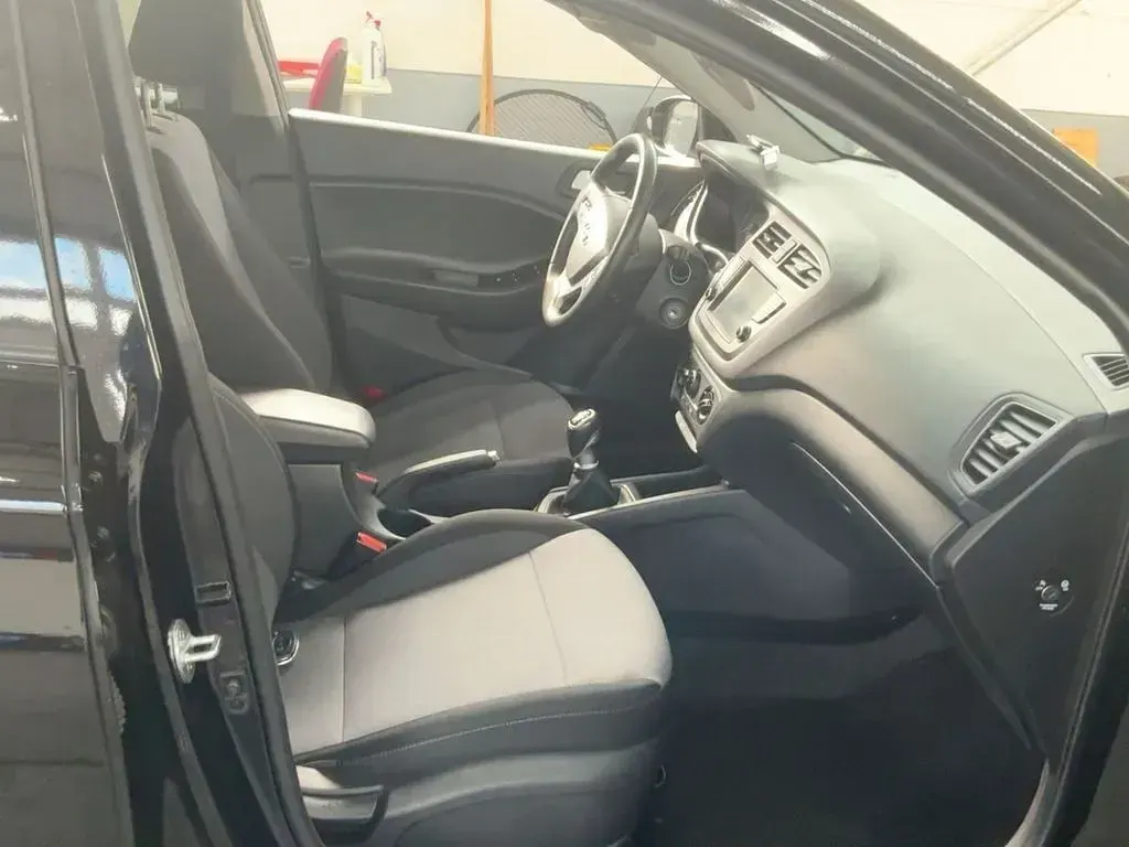 Gebraucht Hyundai i20 Advantage 101 PS (74 kW) 2020 Schwarz Kleinwagen