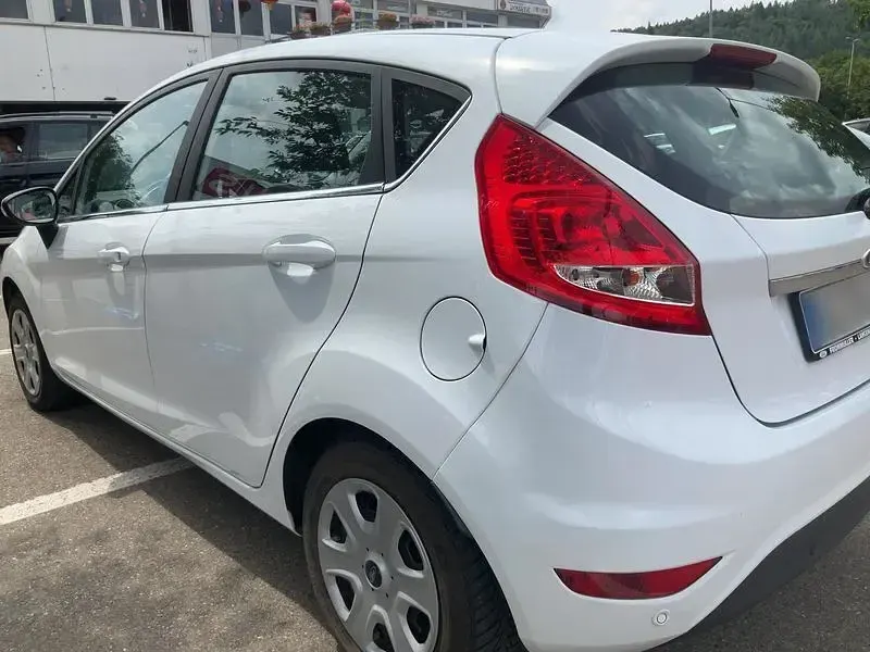 Gebraucht Ford Fiesta 82 PS (60 kW) 2012 Weiß Limousine