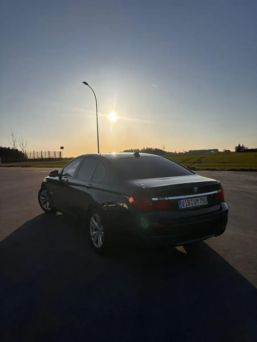 Gebraucht BMW 750 381 PS (280 kW) 2012 Schwarz Limousine