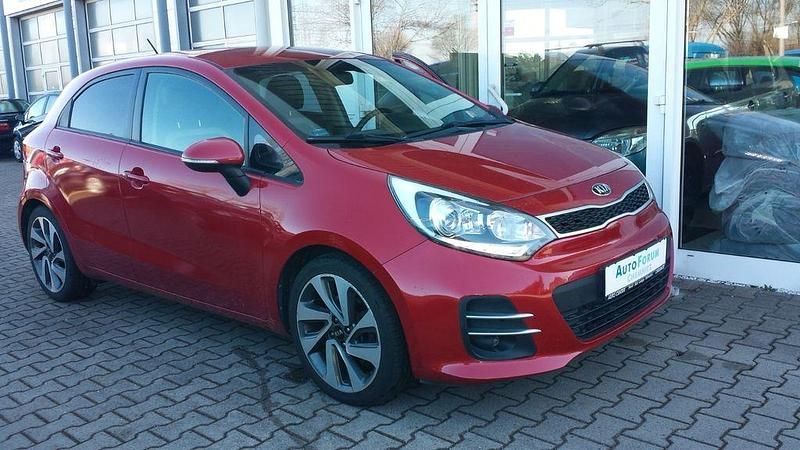Rot Gebraucht 2015 Kia Rio Spirit Limousine | 7.400 € (Fairer Preis) - Bild 1/4