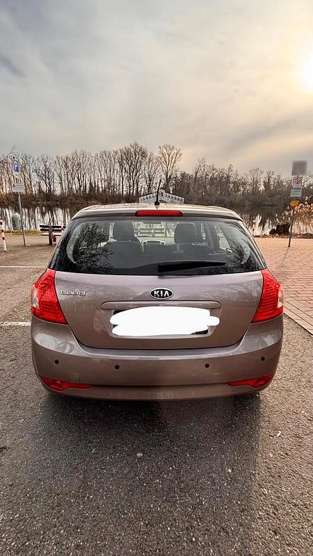 Gebraucht Kia Ceed 109 PS (80 kW) 2010 Andere farben Kleinwagen