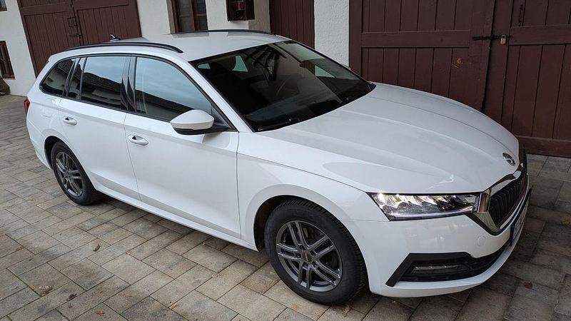 Weiß Gebraucht 2020 Skoda Octavia Ambition Kombi | 17.300 € (Superpreis) - Bild 1/4
