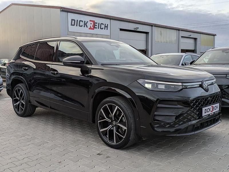 Grenadillschwarz metallic Gebraucht 2025 VW Tayron R-line SUV | 50.950 € (Fairer Preis) - Bild 1/4